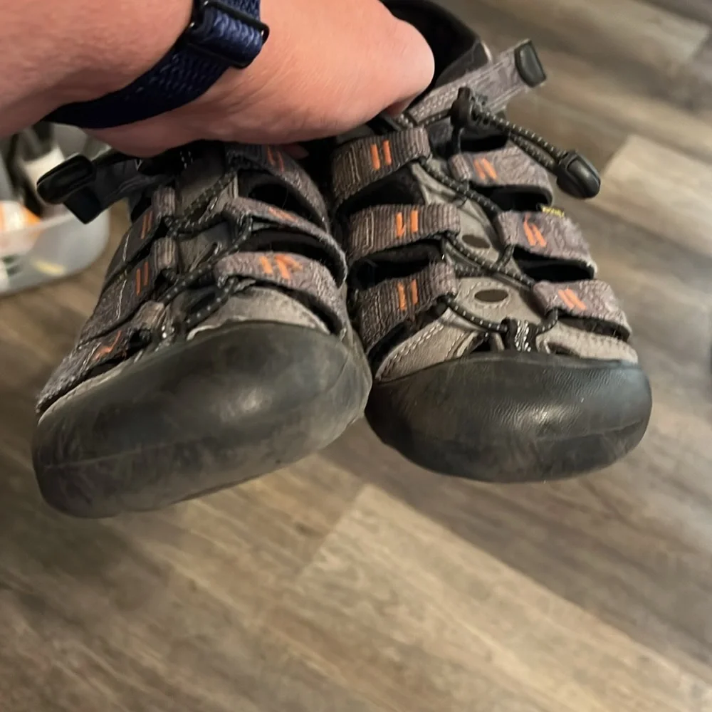 Keen Sandals Unisex Black and Grey Close Toe Sandals Shoes Sz 4
